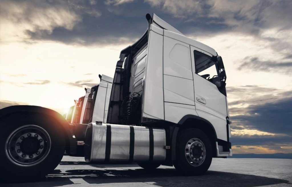 semi camiones estacionados sunset sky camiones envio motor camion diesel camion tractor min